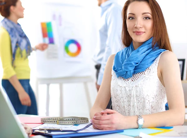 Retrato de atractiva diseñadora femenina en la oficina — Foto de Stock