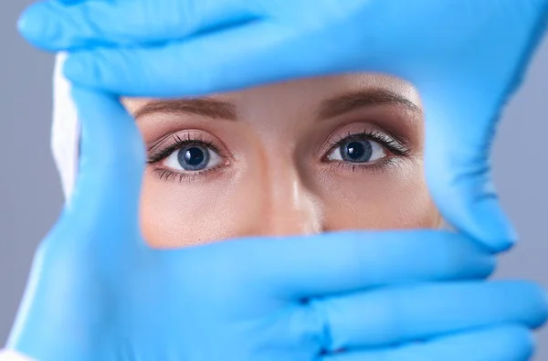 Un chirurgo tocca un viso femminile con le mani — Foto Stock