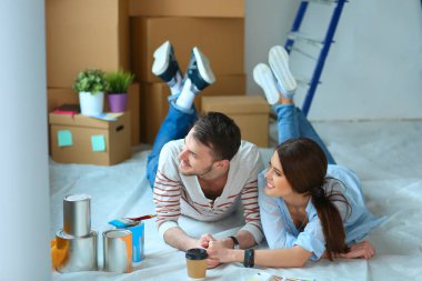 Yeni renk örneği ev ahşap yerde yatarken boya renk seçimi Çift