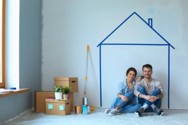 Duvar boyalı eve oturan Çift