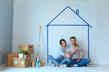 Duvar boyalı eve oturan Çift