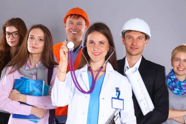 Kadın doktor ve bir grup işçi insan
