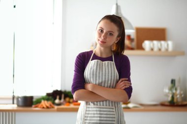 Masasının yanında duran genç bir kadın.