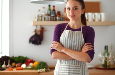 Masasının yanında duran genç bir kadın.