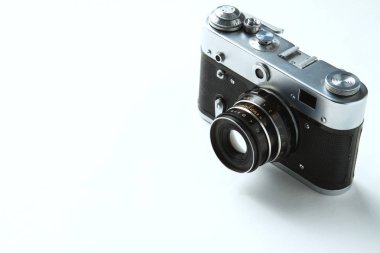 Vintage beyaz zemin üzerine eski retro fotoğraf makinesi