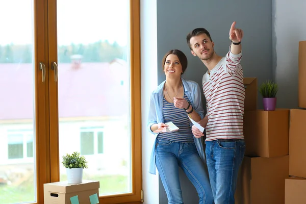 Pareja eligiendo el color de pintura de la muestra para el nuevo hogar —  Fotos de Stock