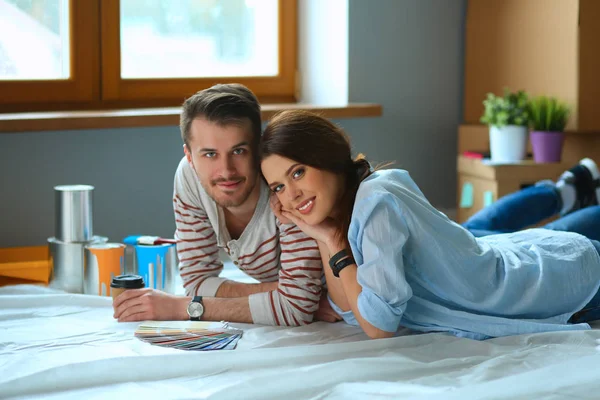 Yeni renk örneği ev ahşap yerde yatarken boya renk seçimi Çift