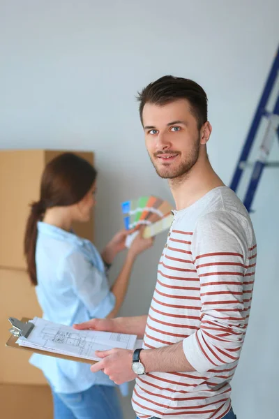 Couple choisissant la couleur de peinture de swatch pour la nouvelle maison — Photo