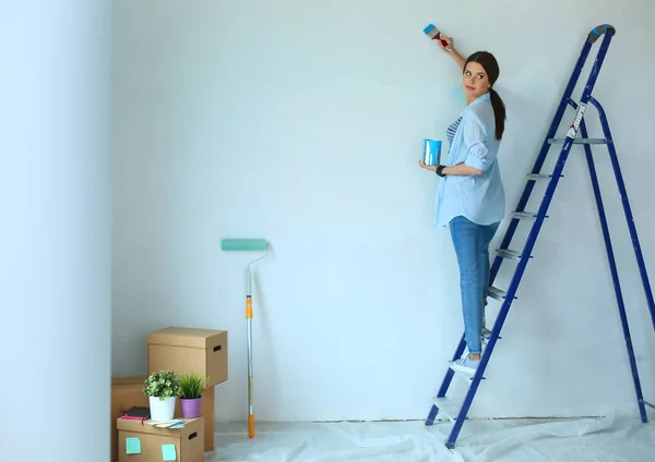 Portret van gelukkig lachend jong koppel schilderij interieur wand nieuw huis — Stockfoto