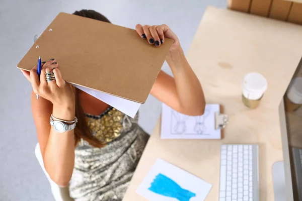 Modeontwerpers werken in studio zittend op het bureau — Stockfoto