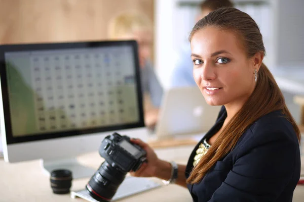 Modeontwerpers werken in studio zittend op het bureau — Stockfoto