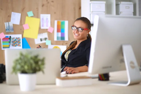 Diseñadores de moda trabajando en el estudio sentados en el escritorio — Foto de Stock