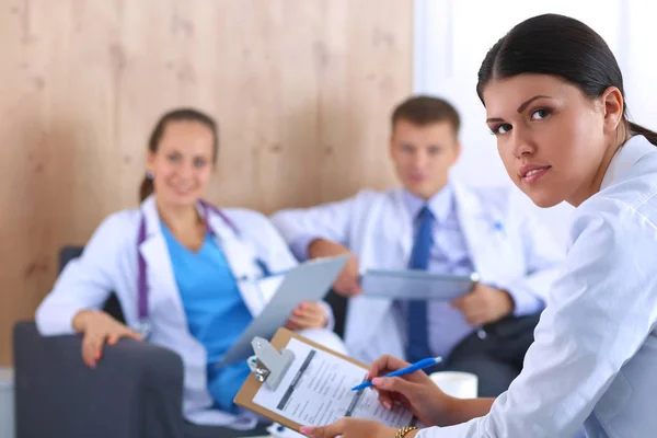 Team medico felice discutere e lavorare insieme — Foto Stock