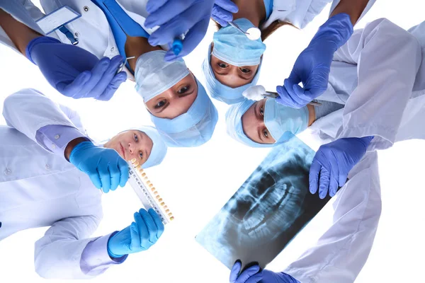 Equipe de cirurgiões, mulher vestindo uniformes protetores, bonés e máscaras — Fotografia de Stock