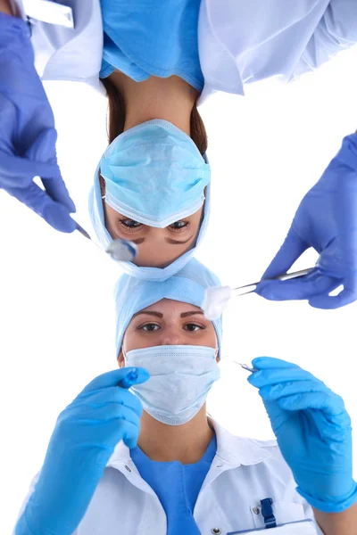 Chirurgický tým, žena v ochranných uniformách, čepicích a maskách — Stock fotografie