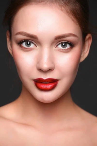 Close up portret van mooie jonge vrouw gezicht — Stockfoto