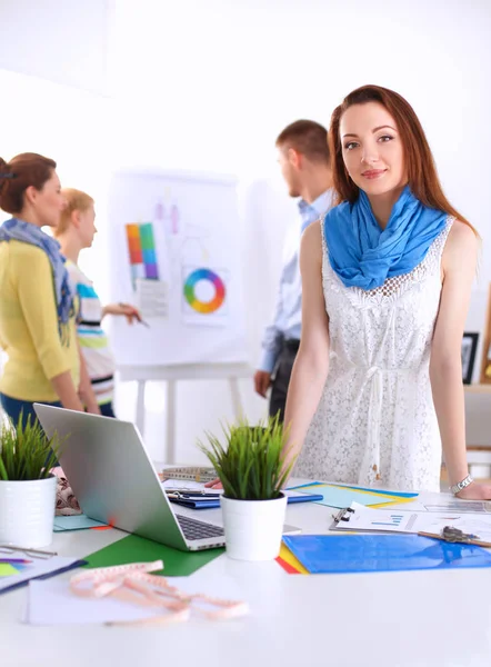 Retrato de atractiva diseñadora femenina en la oficina — Foto de Stock