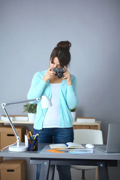 Portret van een Glimlachende zakenvrouw met koffie cup voor laptop — Stockfoto