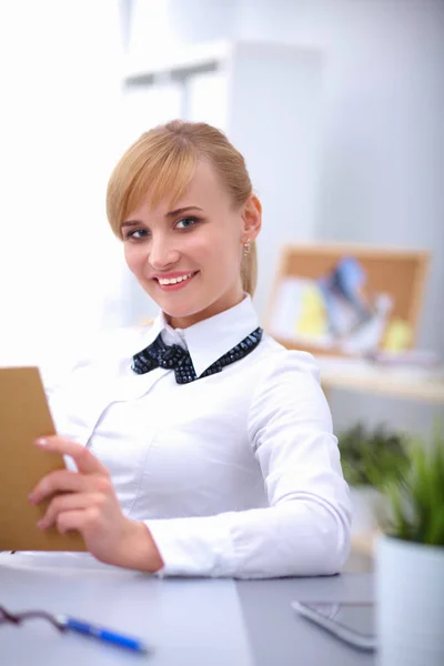 Porträt einer Geschäftsfrau am Schreibtisch mit Laptop — Stockfoto