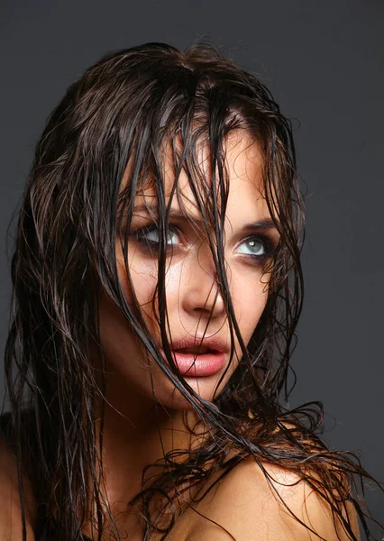 Porträtt av ung kvinna med mode makeup — Stockfoto