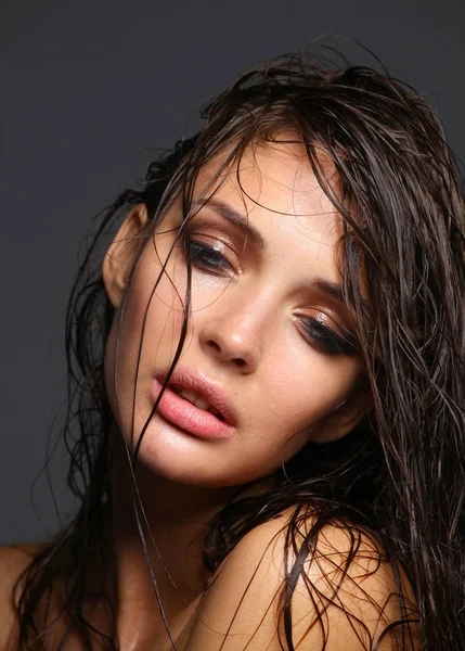 Porträtt av ung kvinna med mode makeup — Stockfoto