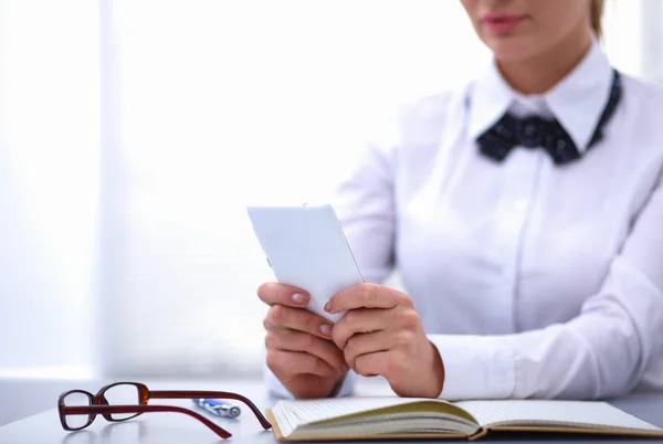 Woman in office using mobile phone — Stock Photo, Image