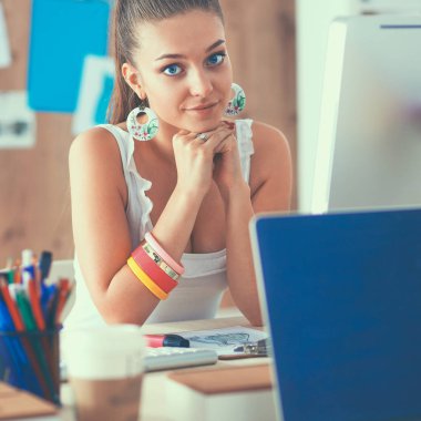 Moda tasarımcıları studio çalışma