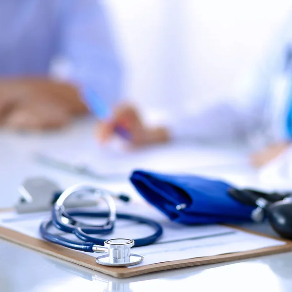 Doctor woman sitting with  male patient at the desk — Stock Photo, Image