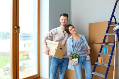 Mutlu genç çift açma veya kutu ambalaj ve yeni evine taşıdıktan