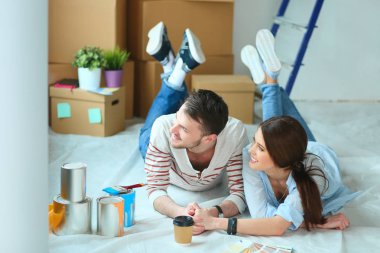 Yeni renk örneği ev ahşap yerde yatarken boya renk seçimi Çift