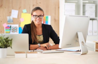 Moda tasarımcıları stüdyoda çalışıyor. Masanın üzerinde oturuyorlar.