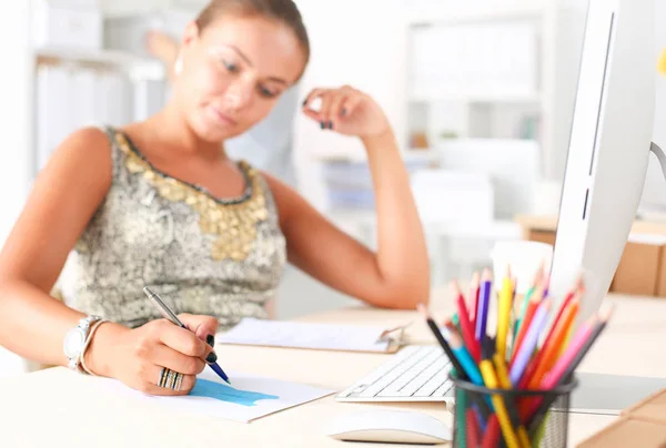 Modedesigner, die im Atelier arbeiten, sitzen am Schreibtisch — Stockfoto