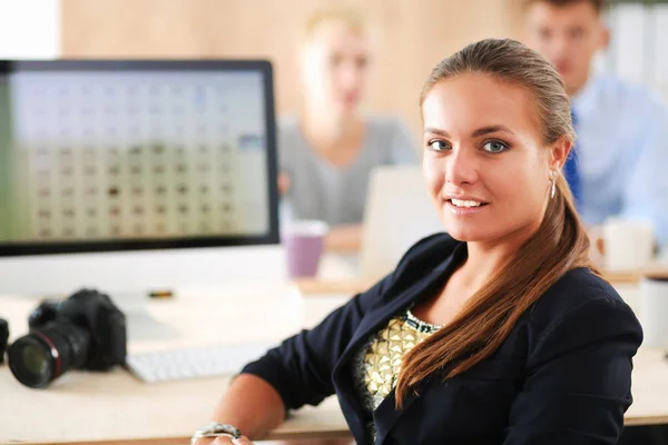 Modeontwerpers werken in studio zittend op het bureau — Stockfoto