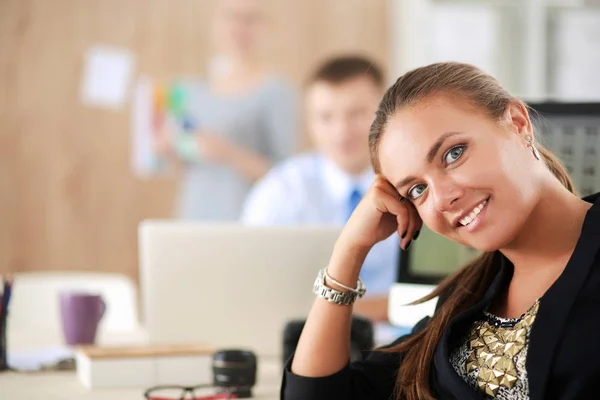 Modeontwerpers werken in studio zittend op het bureau — Stockfoto