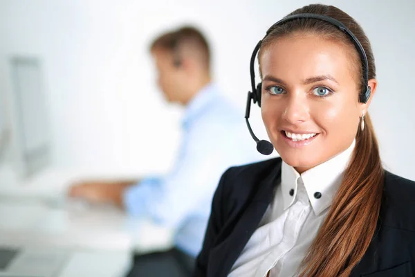 Mujer feliz con auriculares y sentado en el escritorio — Foto de Stock