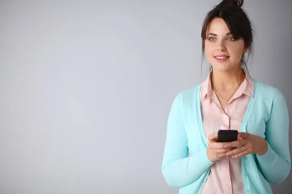 Mujer usando y leyendo un teléfono inteligente — Foto de Stock