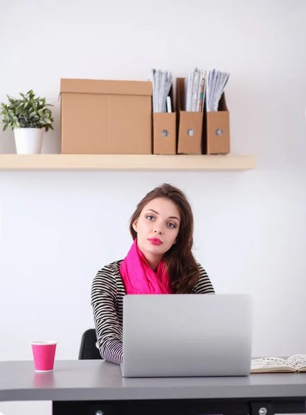 Portret van een Glimlachende zakenvrouw met koffie cup voor laptop — Stockfoto