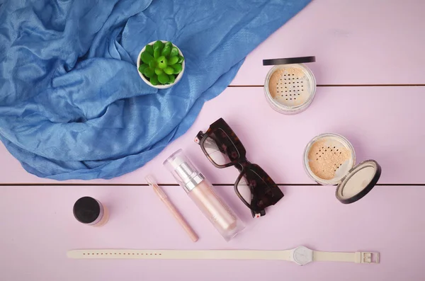 Sonnenbrille, Kosmetik-Make-up und Essentials auf Holzgrund — Stockfoto
