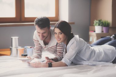 Yeni renk örneği ev ahşap yerde yatarken boya renk seçimi Çift