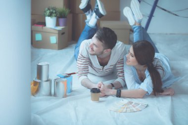 Yeni renk örneği ev ahşap yerde yatarken boya renk seçimi Çift