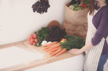 Masasının yanında duran genç bir kadın.