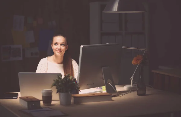 Mujer joven trabajando en la oficina, sentada en el escritorio — Foto de Stock