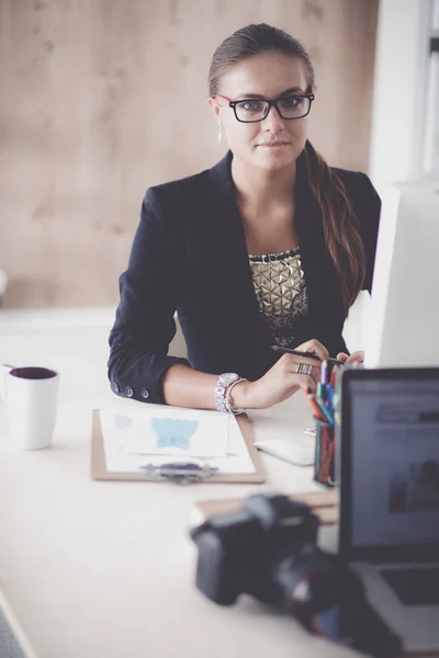 Modeontwerpers werken in studio zittend op het bureau — Stockfoto