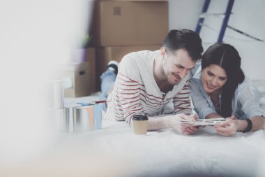 Yeni renk örneği ev ahşap yerde yatarken boya renk seçimi Çift