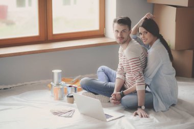 onların yeni bir daire katta oturan genç bir çift