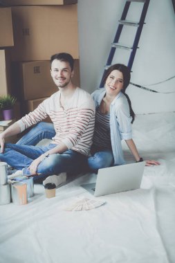 onların yeni bir daire katta oturan genç bir çift