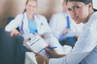 Kanepede oturan iki genç kadın doktor.