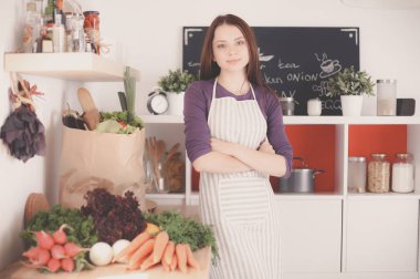 Masasının yanında duran genç bir kadın.