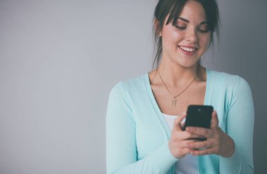 Akıllı telefon kullanan ve okuyan bir kadın