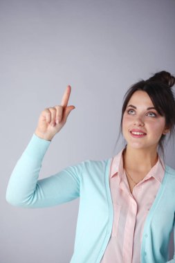 Çekici, zarif, esmer bir kadının portresi.